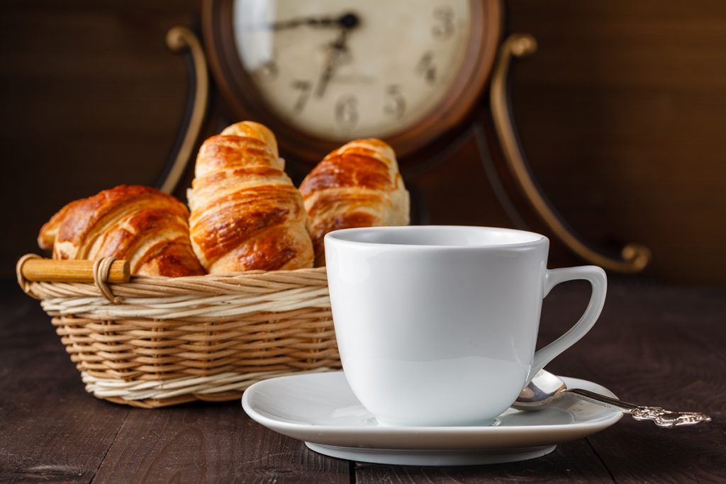 la importancia de un buen desayuno diario: café con croissants